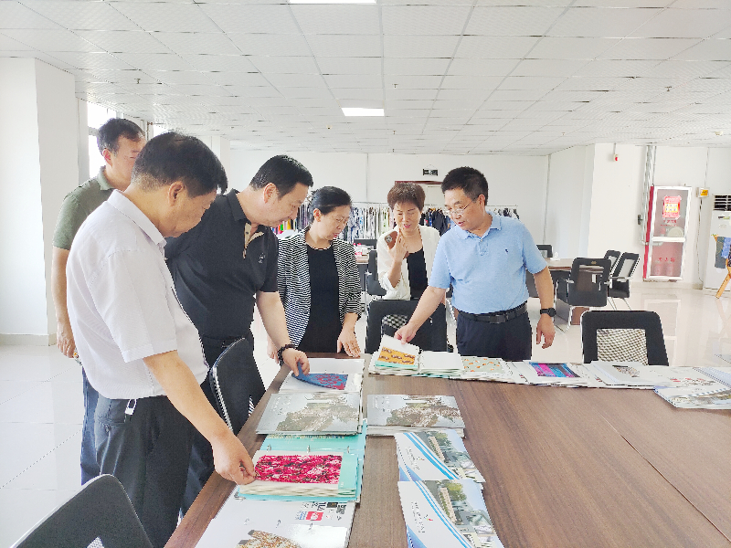 河南省工信廳副廳長常繼紅，河南省服裝協(xié)會常務(wù)會長袁建龍等多位領(lǐng)導(dǎo)一行蒞臨飛鷺參觀調(diào)研